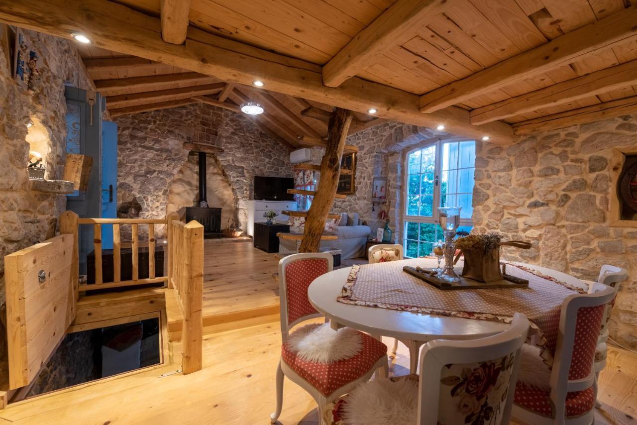 Villa Festina Lente - Cosy & Authentic Villa With Private Heated Pool Dobrinj エクステリア 写真