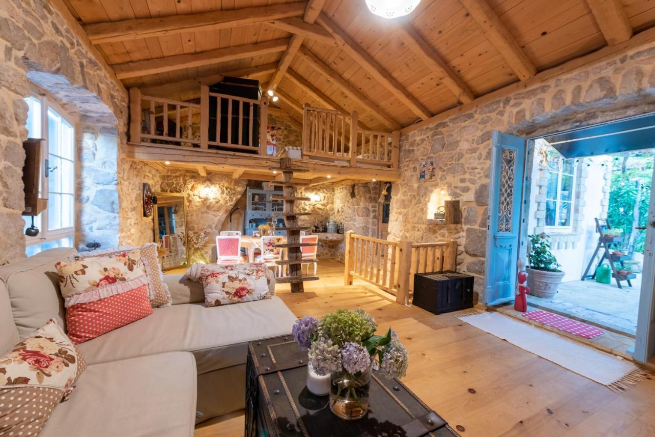 Villa Festina Lente - Cosy & Authentic Villa With Private Heated Pool Dobrinj エクステリア 写真