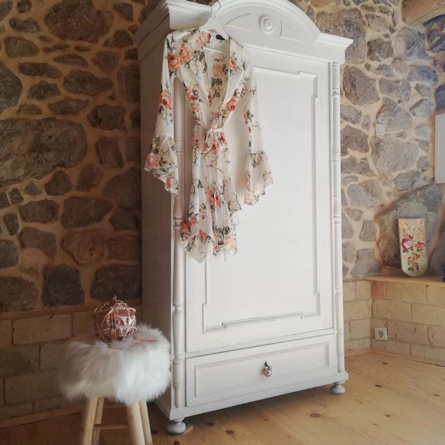 Villa Festina Lente - Cosy & Authentic Villa With Private Heated Pool Dobrinj エクステリア 写真