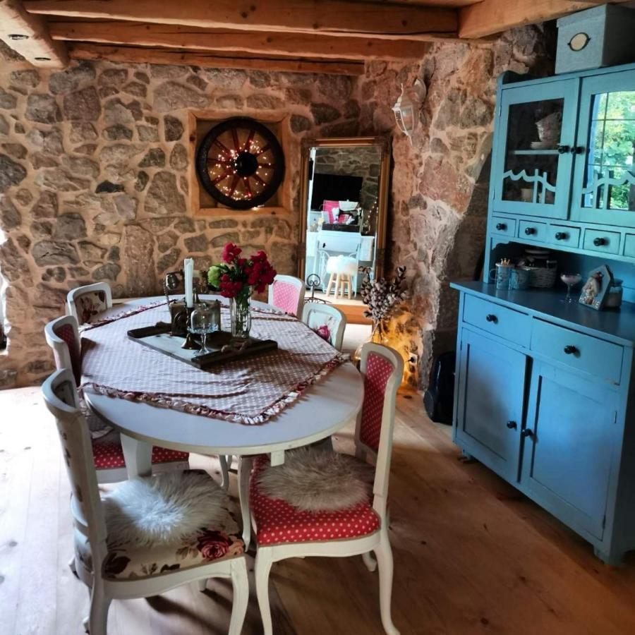 Villa Festina Lente - Cosy & Authentic Villa With Private Heated Pool Dobrinj エクステリア 写真