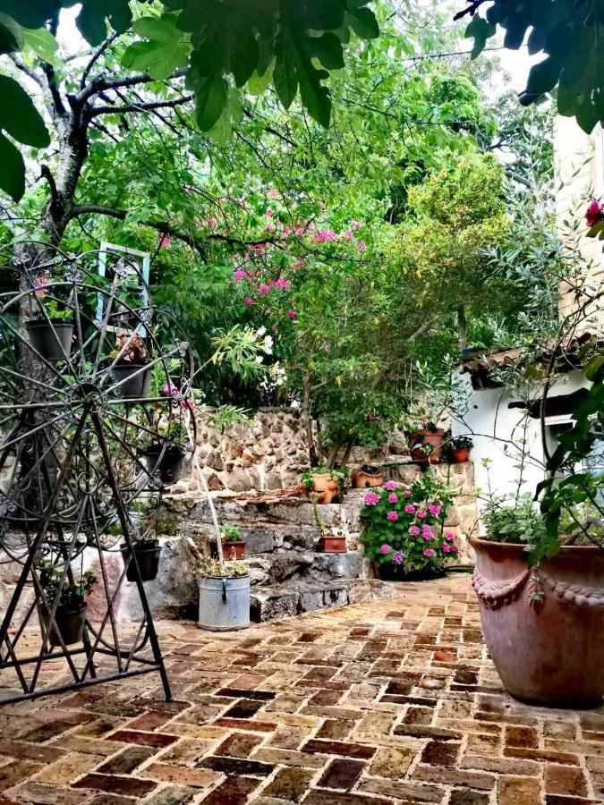 Villa Festina Lente - Cosy & Authentic Villa With Private Heated Pool Dobrinj エクステリア 写真