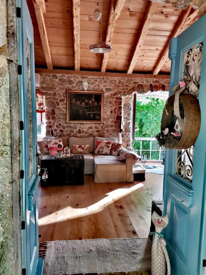 Villa Festina Lente - Cosy & Authentic Villa With Private Heated Pool Dobrinj エクステリア 写真
