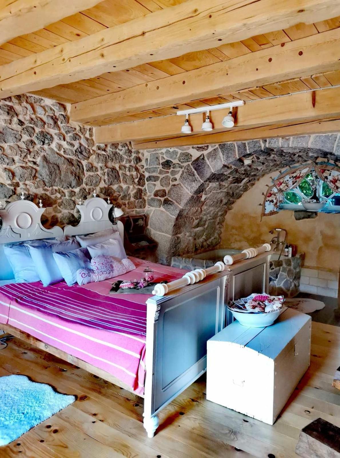 Villa Festina Lente - Cosy & Authentic Villa With Private Heated Pool Dobrinj エクステリア 写真