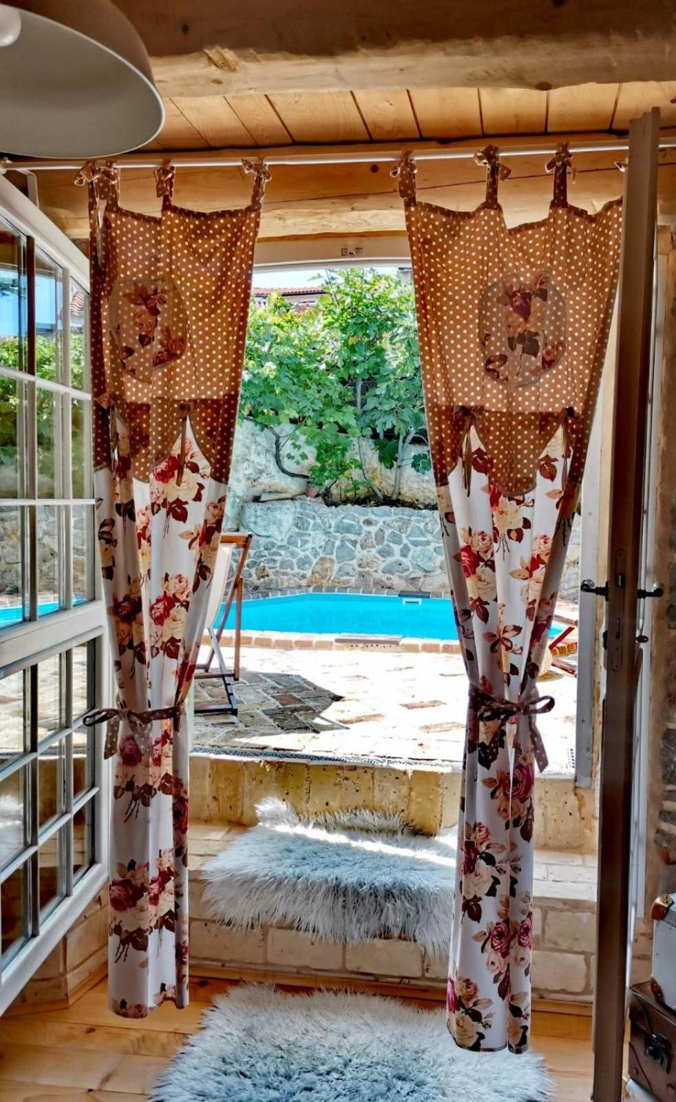 Villa Festina Lente - Cosy & Authentic Villa With Private Heated Pool Dobrinj エクステリア 写真