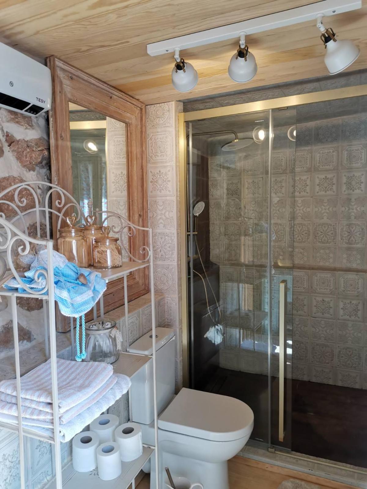 Villa Festina Lente - Cosy & Authentic Villa With Private Heated Pool Dobrinj エクステリア 写真