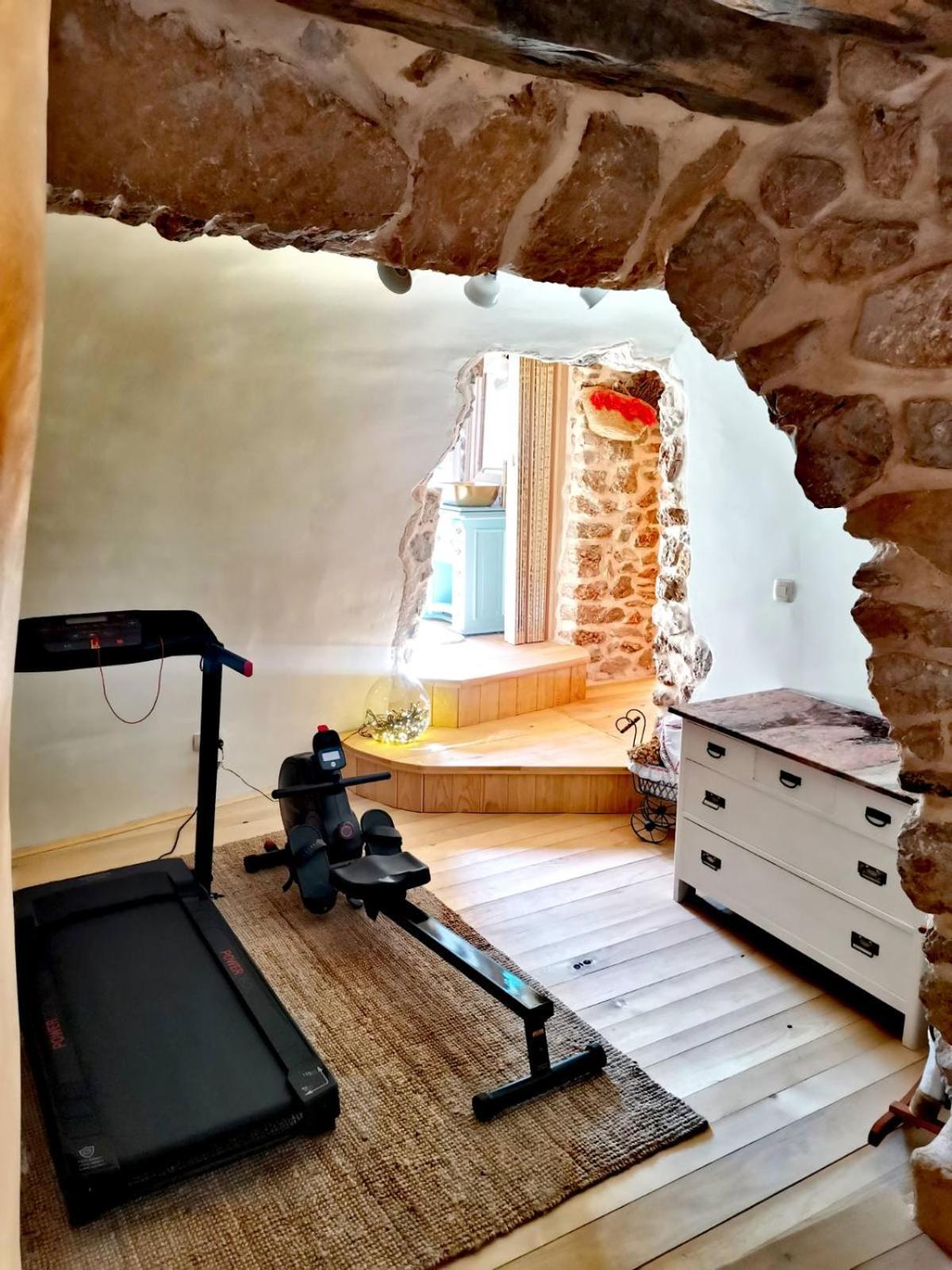 Villa Festina Lente - Cosy & Authentic Villa With Private Heated Pool Dobrinj エクステリア 写真