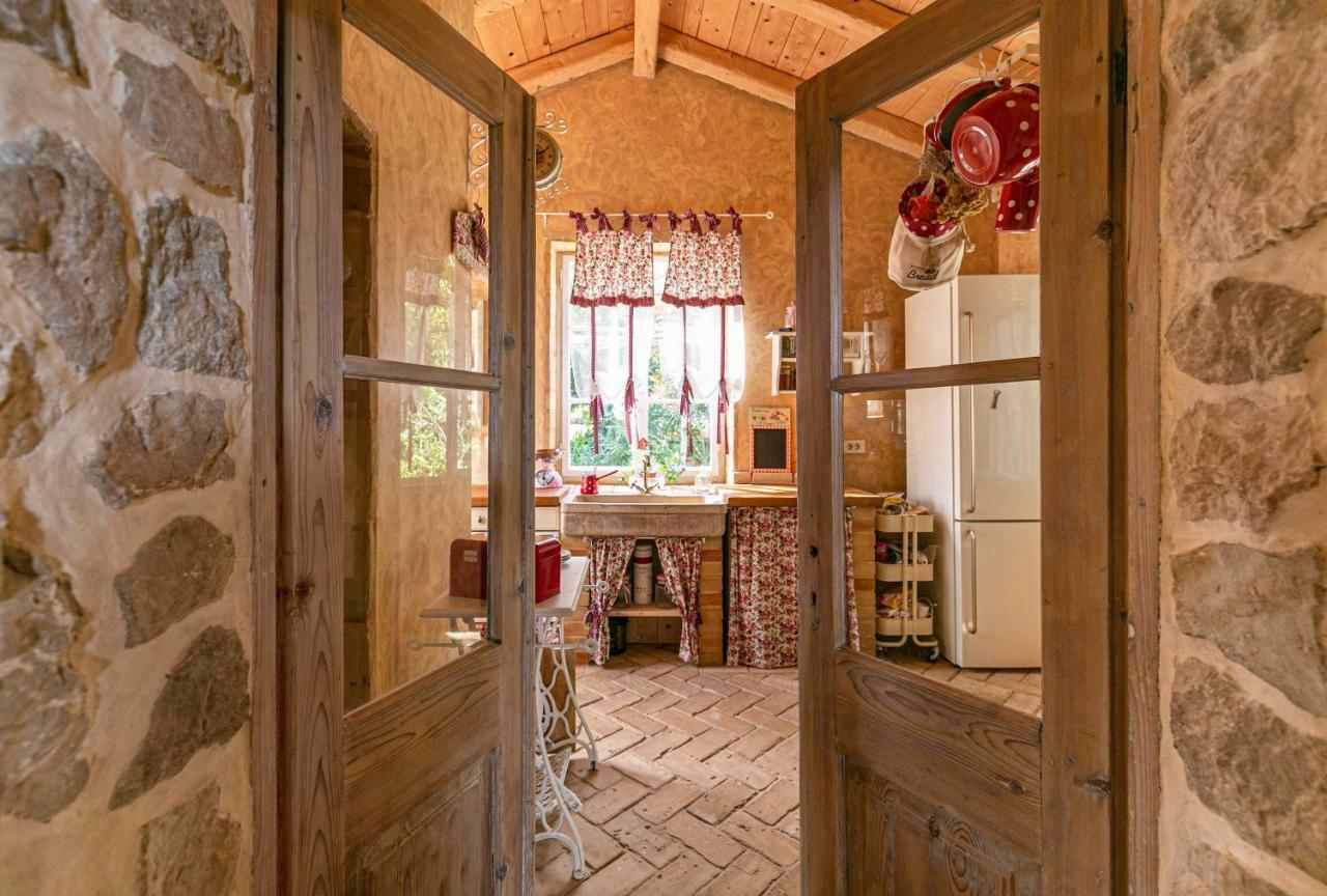 Villa Festina Lente - Cosy & Authentic Villa With Private Heated Pool Dobrinj エクステリア 写真
