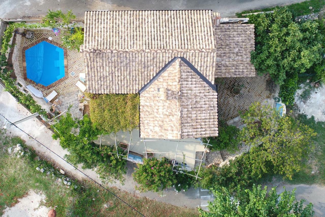 Villa Festina Lente - Cosy & Authentic Villa With Private Heated Pool Dobrinj エクステリア 写真