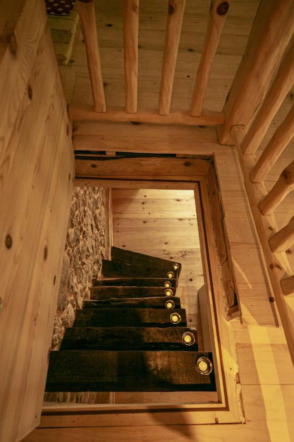 Villa Festina Lente - Cosy & Authentic Villa With Private Heated Pool Dobrinj エクステリア 写真