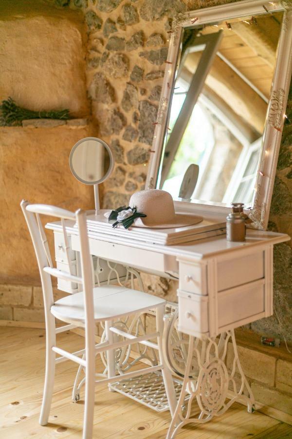 Villa Festina Lente - Cosy & Authentic Villa With Private Heated Pool Dobrinj エクステリア 写真