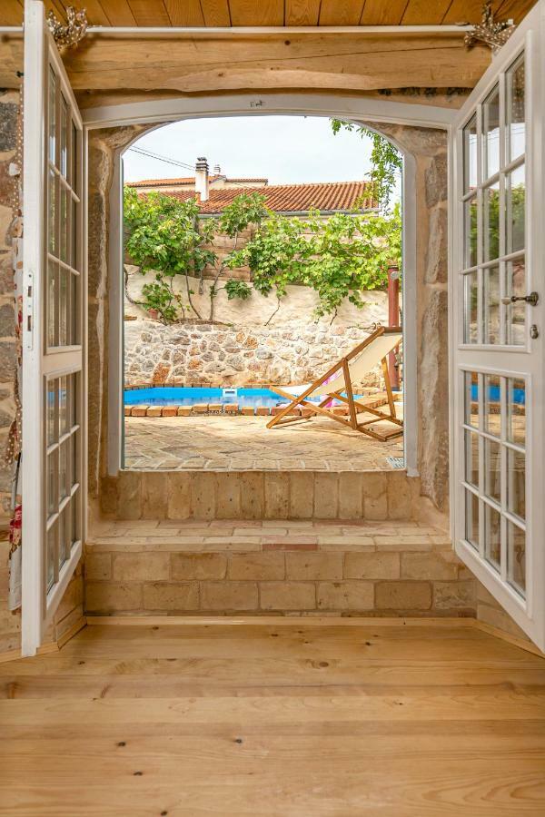 Villa Festina Lente - Cosy & Authentic Villa With Private Heated Pool Dobrinj エクステリア 写真